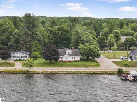 1623 Sunnyside Drive, Cadillac, MI 49601