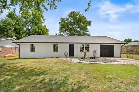 855 Jan CIR, Siloam Springs, AR 72761