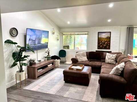 20542 Aetna St, Woodland Hills, CA 91367