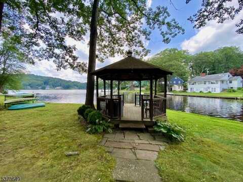 82 E Shawnee Trl, Jefferson Twp., NJ 07849