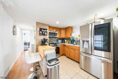 33 Adult Dr, Moonachie Boro, NJ 07074