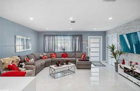 7130 SW 14th St, Pembroke Pines, FL 33023