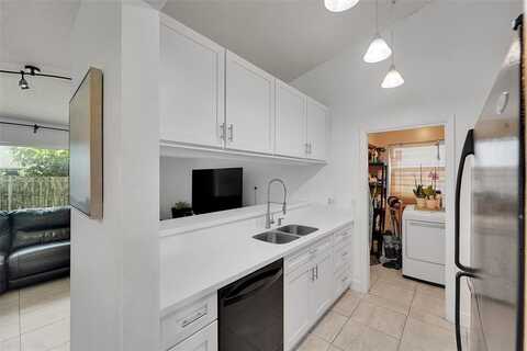 8350 NW 46th St, Lauderhill, FL 33351