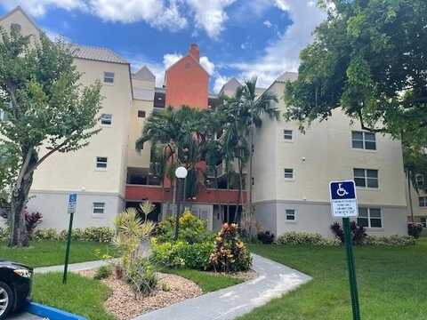8363 LAKE DR, Doral, FL 33166