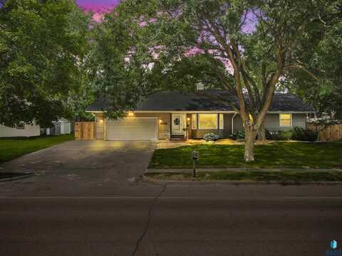 2404 E 49 St, Sioux Falls, SD 57103