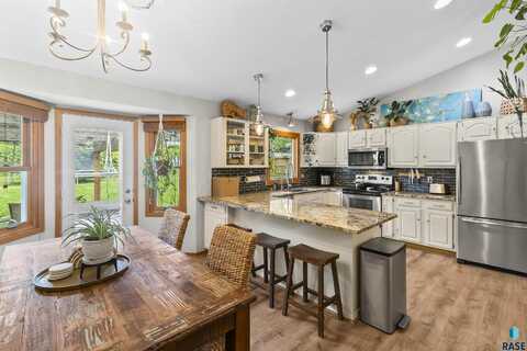 2404 E 49 St, Sioux Falls, SD 57103
