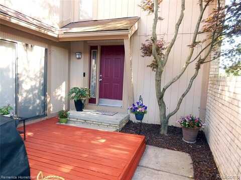 5200 Richard Run, West Bloomfield, MI 48322