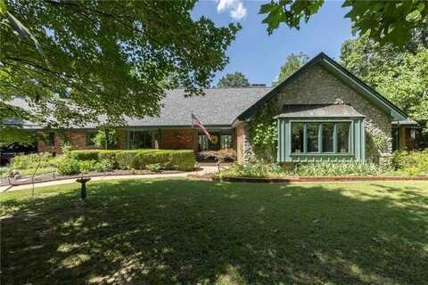 2800 Sherwood LN, Fayetteville, AR 72703