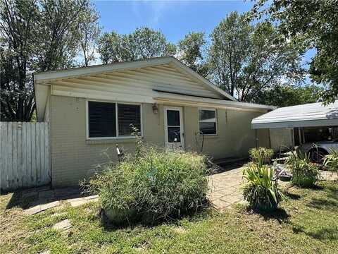 920 W Granite ST, Gravette, AR 72761