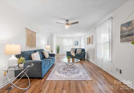 1071 12th Avenue NW, Hickory, NC 28601