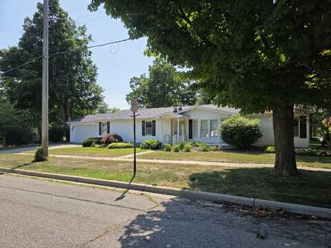 121 N Decker Avenue, Fremont, MI 49412