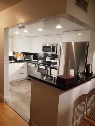 9371 Fontainebleau Blvd, Miami, FL 33172