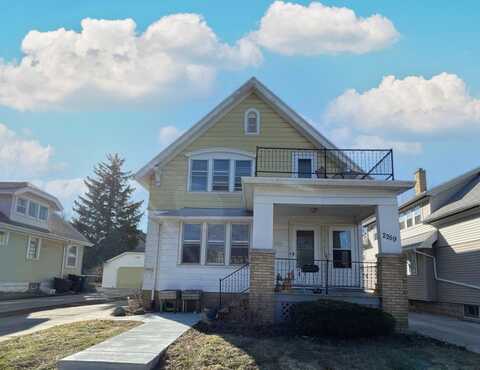 2259 N 72nd St, Wauwatosa, WI 53213