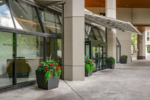345 W Fullerton Parkway, Chicago, IL 60614