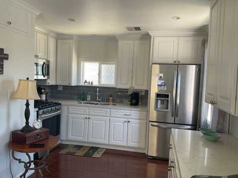 525 Fairfax Dr., Costa Mesa, CA 92627