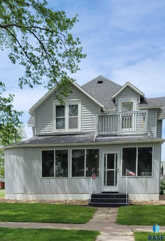 201 2nd Ave, Canistota, SD 57012