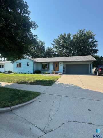 5205 W Thurman Dr, Sioux Falls, SD 57106
