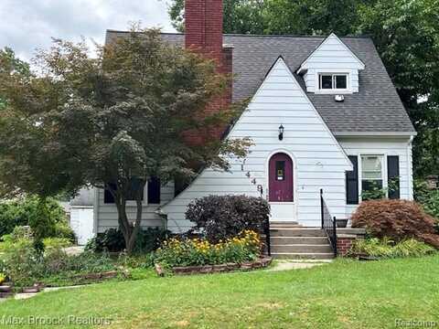 1449 Oakwood Street, Sylvan Lake, MI 48320