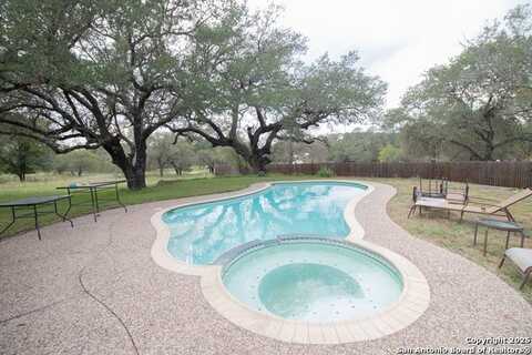 797 KILLARNEY RD, Floresville, TX 78114