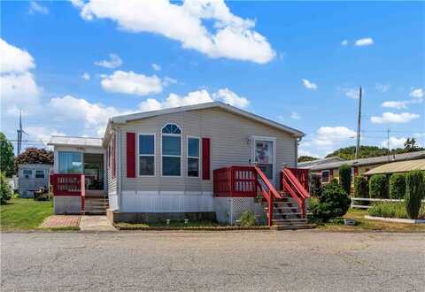 17 North Drive, Portsmouth, RI 02871