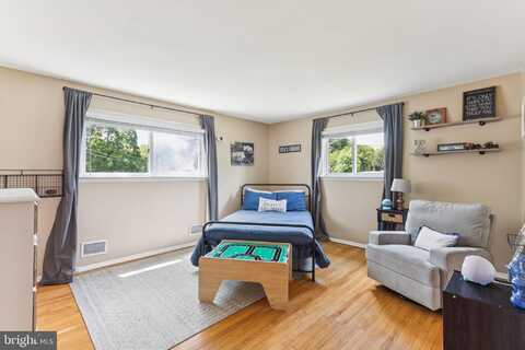 7 OLD FORGE, EWING, NJ 08618