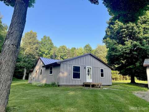 N12698 Sawyer Lake, Channing, MI 49815