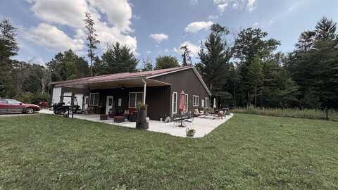 810 E Arnold Lk, Harrison, MI 48625