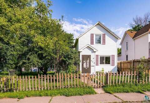 608 E 10th St, Duluth, MN 55805