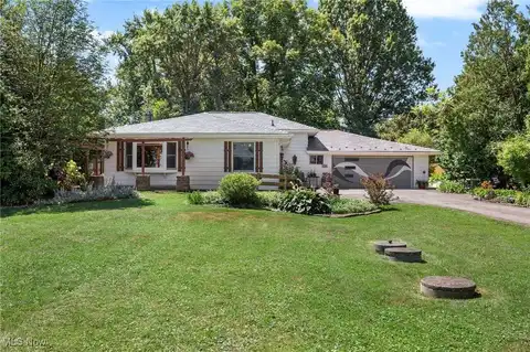 696 Lyonswood Drive, Hinckley, OH 44233