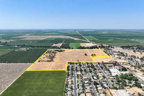 5721 Riverdale Avenue E, Laton, CA 93242