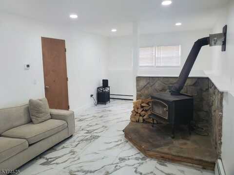 1 Arthur Rd, Hopatcong, NJ 07874