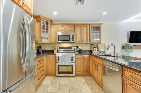 1 Arnold Palmer Ct, Vernon, NJ 07462