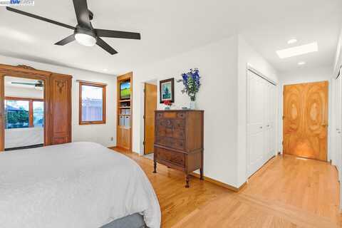 Vanda, FREMONT, CA 94536