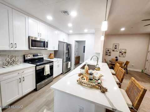 E River Road, Tucson, AZ 85718
