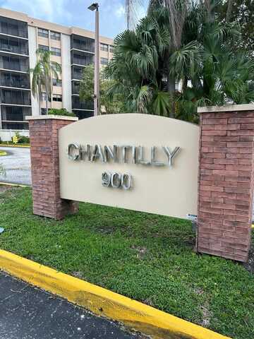 900 NE 195th St, Miami, FL 33179