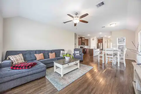 Melmack, ROSHARON, TX 77583