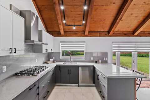 8920 Crescent Dr, Miramar, FL 33025