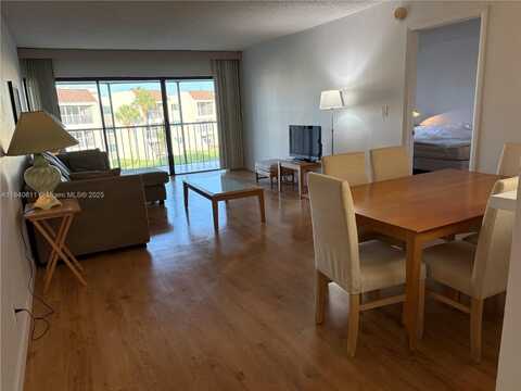 230 Lakeview Dr, Weston, FL 33326