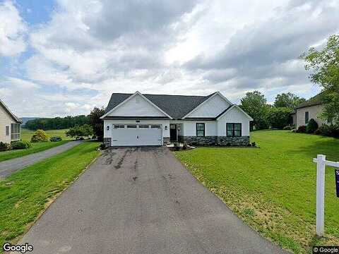 Oak Leaf Ln N, Fayetteville, PA 17222