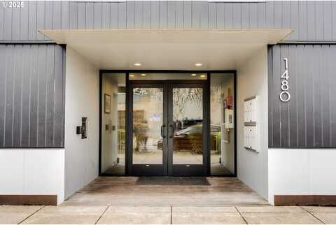 N Jarrett St #204, Portland, OR 97217