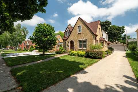 2630 N 91st St, Wauwatosa, WI 53226