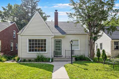 5231 N Bay Ridge Ave, Whitefish Bay, WI 53217