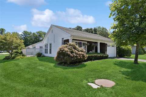 2 Lamont Road, Ridge, NY 11961