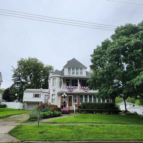 330 E Locust Street, Watseka, IL 60970