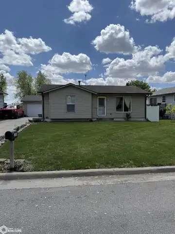 1208 Rolling Meadows Road, Marshalltown, IA 50158