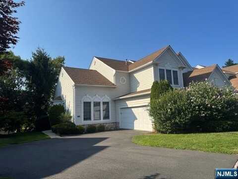 17 Scarlet Oak Lane, Paramus, NJ 07652