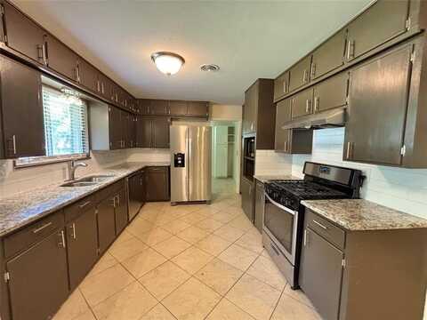 1121 Park Center Street, Benbrook, TX 76126