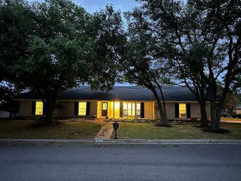 8606 Gladedale Drive, Woodway, TX 76712