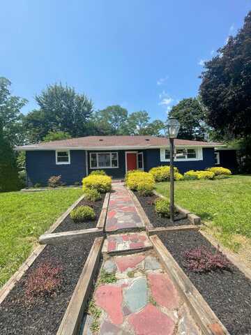 14 Windsor Dr, New Windsor, NY 12553