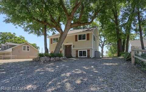 643 DETROIT Avenue, Lake Orion, MI 48362